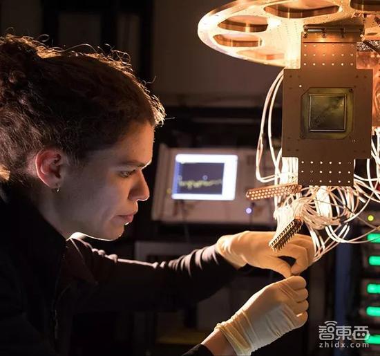 ▲科学家Marissa Giustina在位于Santa Barbara的Quantum AI实验室中安装Bristlecone芯片