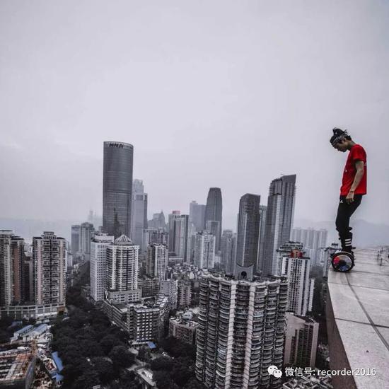 极限咏宁:极限咏宁:订婚在即,却死于第四次失手 吴永宁在高楼边沿处用平衡车做为危险动作。这也是他的微信头像。