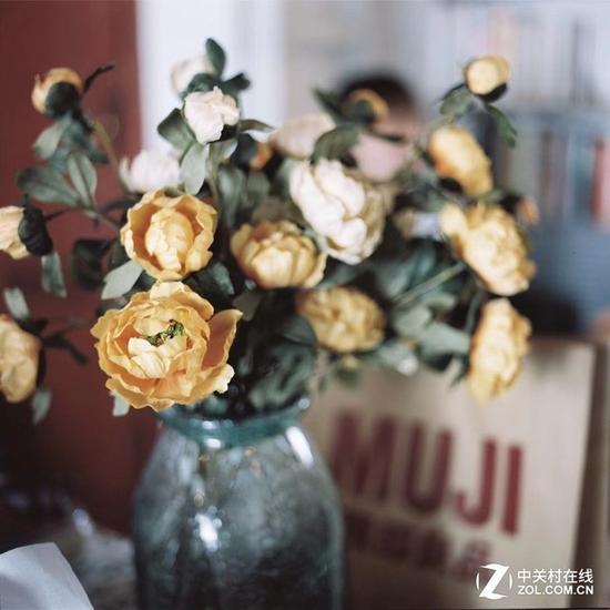 虽然如今胶片相机并不常见了,但是有一些摄影师在坚持胶片拍摄