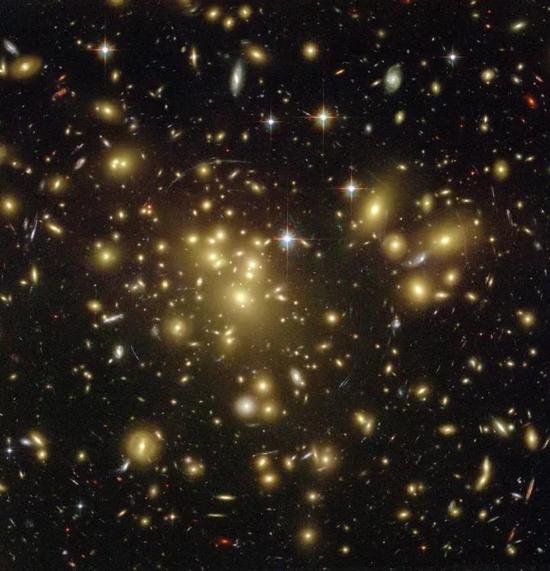 图六 天体引力对光线的折射所产生的透镜效应，暗示暗物质的存在