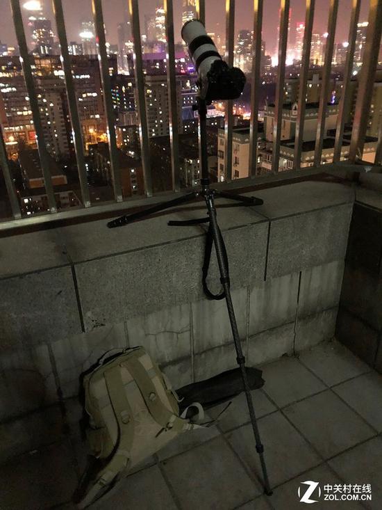 月食拍摄因为使用了长焦镜头,对三脚架的稳定性要求也更高