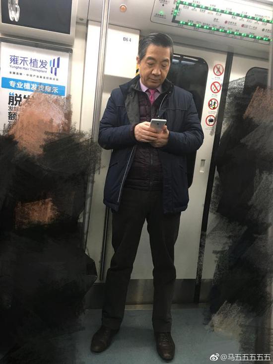 张召忠地铁照走红