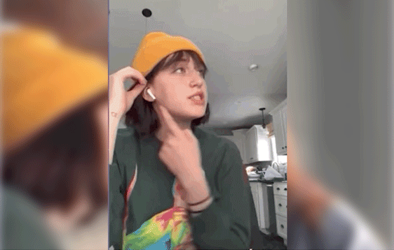 △ “你听到了吗?你真他妈穷”