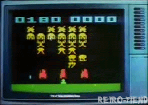 (《太空侵略者》游戏画面,图片来源:Giphy)