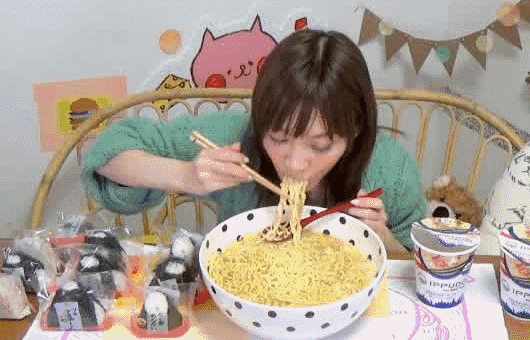 方便面为什么是弯的而不是直的?其实它也很无奈 哎呀!不说了,再说哈喇子就流下来了。