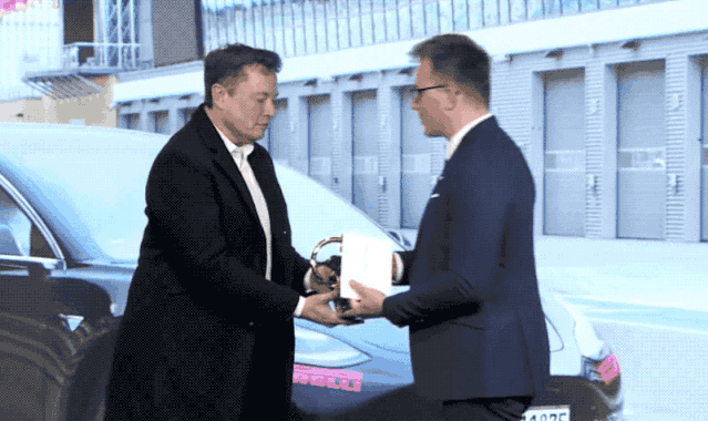 ▲马斯克接受德国媒体AutoBild颁布给Model 3的金方向盘奖