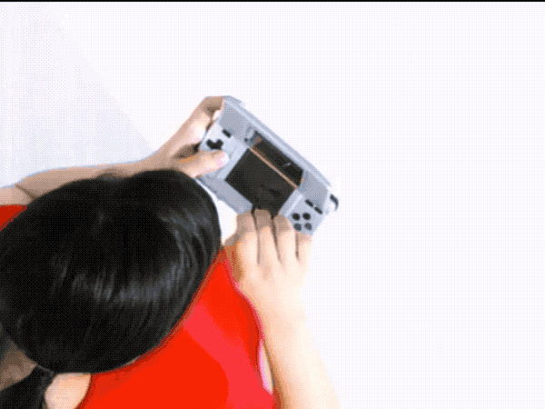 ▲ 2004 年 NDS 发售时,重点对手写笔的触控交互机能进行了宣传。图片来源:NDS CM