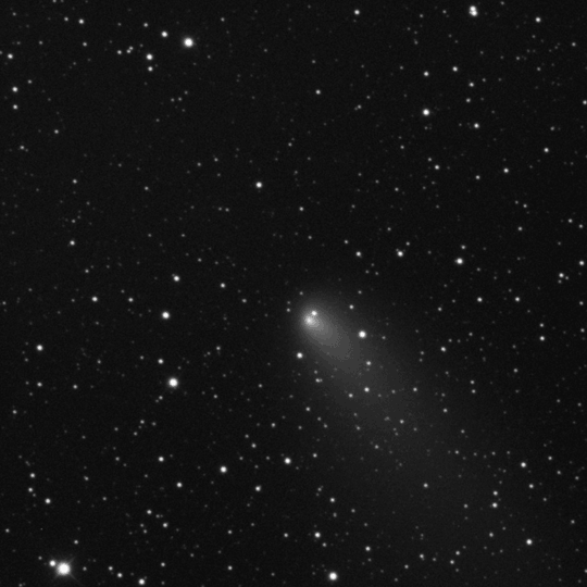 　小行星（上）和彗星（下）（图片来源：wikipedia、mikesastrophotos.com）