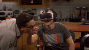 《生活大爆炸》中谢耳朵体验VR（图片来源网络）