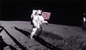 图5 宇航员在月面行走。(图来源NASA)