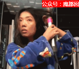 大家可以清楚的看到,她的手在本能的不断的卷