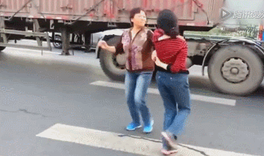 非洋葱新闻《云南高速堵车,大叔大妈下车斗舞解闷》