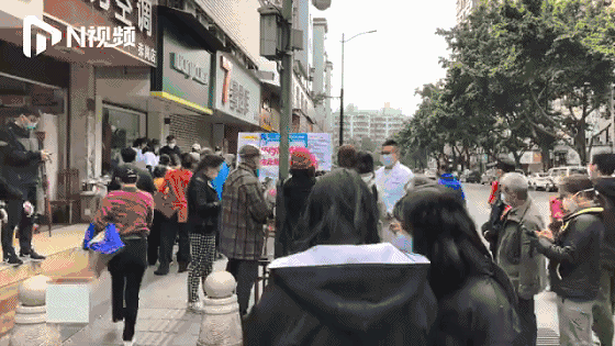 口罩发放消息传出后,7个定点药房门口都排起了长龙