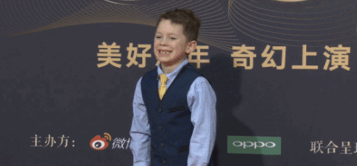 经典假笑动图,gif 图片来源:网络