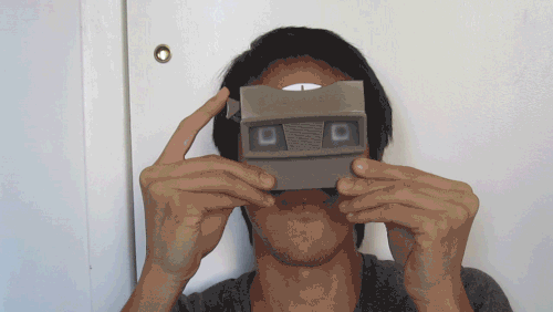 ▲ 现实中的 View-Master 就是这种操作