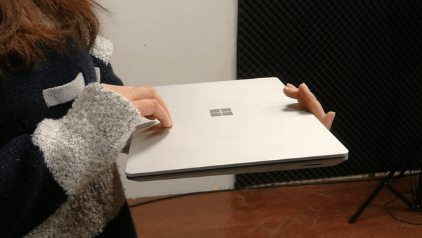 Surface Laptop托举单手开合测试