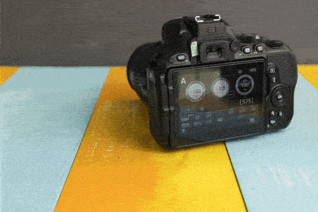 尼康D5500作为单反相机,在翻转屏方面采用了与佳能EOS 800D相似的设计