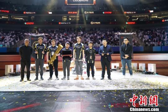 Mineski战队夺得第三届DOTA2亚洲邀请赛冠军。　完美世界供图
