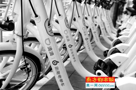 4月25日,深圳宝安区马安山地铁站。滴滴旗下的“街兔电单车”现身宝安松岗地区街头。南都记者 赵炎雄 摄