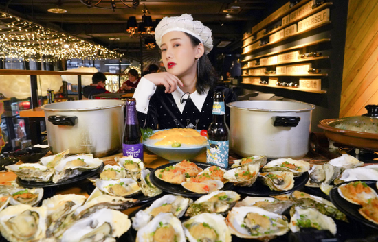 阿尤为了做吃播购买的几十件食材器具。受访者供图