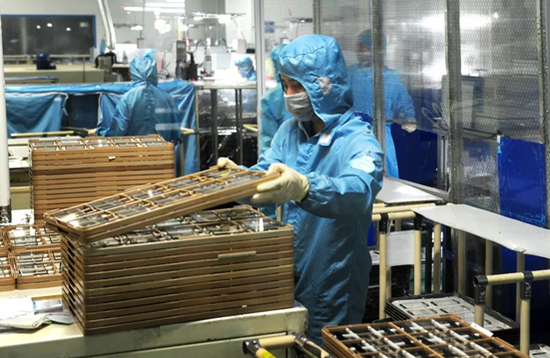 位于浏阳的蓝思科技股份有限公司厂区的手机玻璃生产线