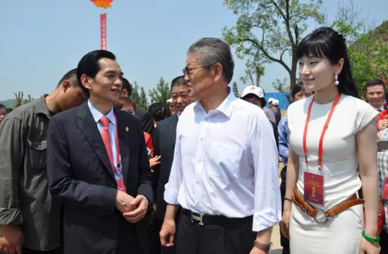 生命人寿保险股份有限公司董事长张峻(左) 生命伙伴关爱基金副理事长陶美萦(右)