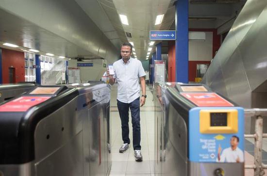在马来西亚已有7座地铁站可使用TNG Digical本地钱包扫码过闸 图/许康平