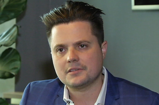 Dominic Holland 上电视接受采访   图片来源: ABC