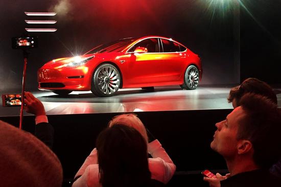 Model 3是特斯拉的主打电动车产品,以及马斯克扩展公司业务面的一项关键策略。 图片来源:JOE WHITE/REUTERS