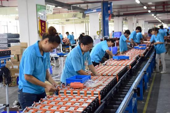 某工厂工人组装新能源汽车动力电池(资料图,图片来源:视觉中国)