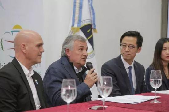 胡胡伊省官员与中兴通讯分公司高管共同出席报告会。(胡胡伊省政府网站)