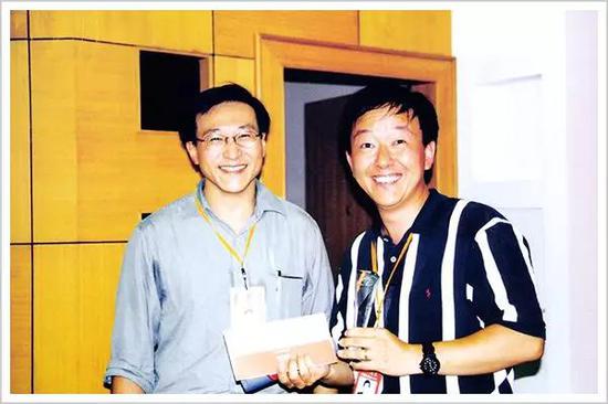 ▲吴炯和蔡崇信（左）在财务办公室把第一块钱装入信封