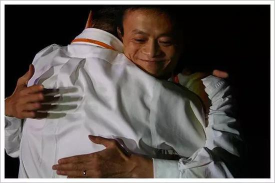 ▲2004年，是马云的第一个五年陈。那一年的五年陈除了戒指，还收获了马云的一个拥抱