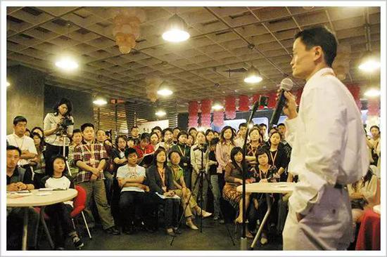 ▲2005年5月1日，马云在第一个阿里日上演讲