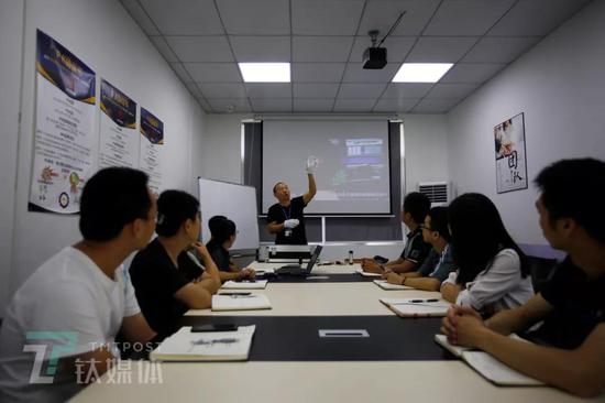 9月3日，深圳，安特保集团，何志会为同事讲解窃密器材的安放规律。