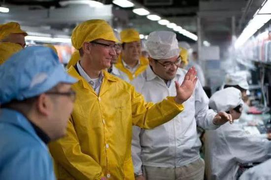 2012年3月,库克参观位于富士康郑州科技园工厂的iPhone生产线