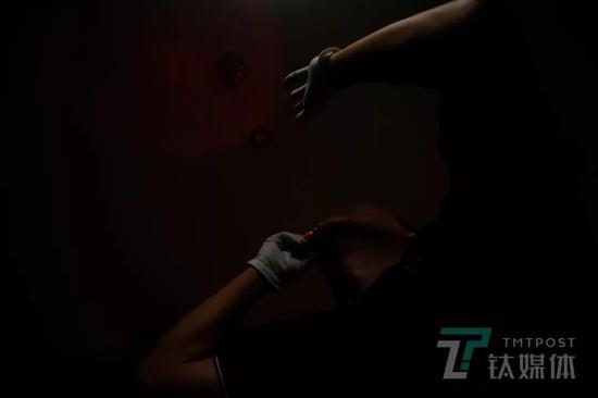 何志会在检查烟雾报警器。他遇到过被改装的烟雾报警器，那些装置看上去很正常，实际上里面装有针孔摄像头。