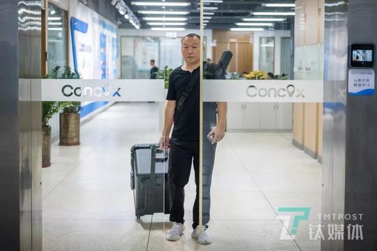 何志会带着检测设备离开公司。（图/小黑）