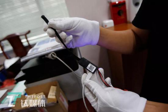 针孔摄像头模块的电路板比U盘还小，通过无线传输信号，连接电源就能工作，它可以被安放在电器内部，连接电器内部的线路或者电池不间断工作，偷拍者可以通过定制的手机APP实时看到画面。