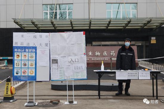 3月9日,上地八街,写字楼外的防疫安保人员。