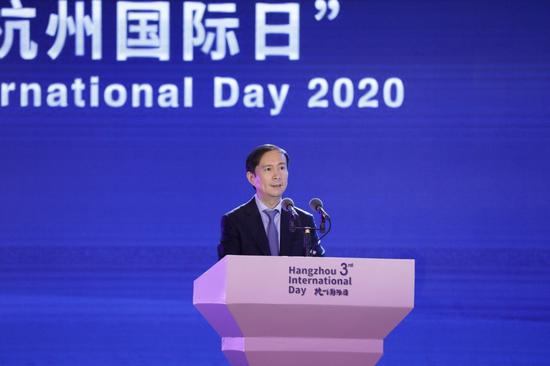 图说:阿里巴巴董事会主席兼首席执行官张勇在第三届“杭州国际日”开幕式发言