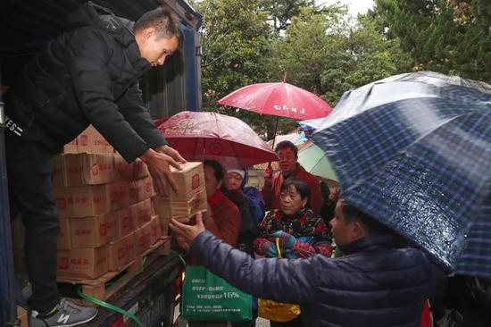 虹霞小区居民扶贫“拼团”买脐橙。图源：三秒影像