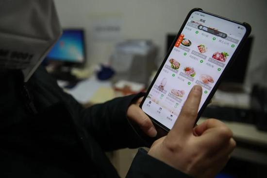 新疫情期间，市民线上选购商品
