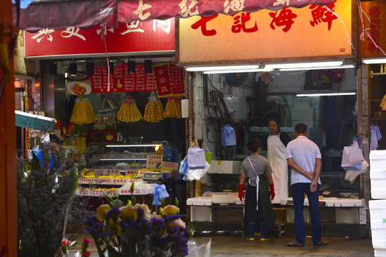 生鲜市场有着“刚需”“高频”的特点,市场空间广阔,但整体市场较为分散。图片来源:欧阳诗蕾