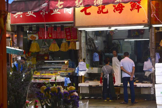 生鲜市场有着“刚需”“高频”的特点，市场空间广阔，但整体市场较为分散。图片来源：欧阳诗蕾