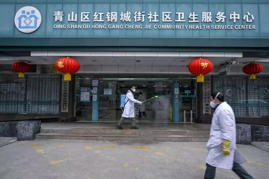 2020年2月6日，武汉青山区，口腔科医生田文辉正在对医院一楼进行全面消毒杀菌。图片来源：胡冬冬