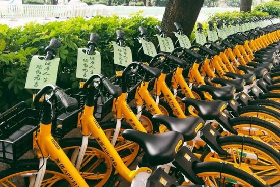 王輝在搬車,圖由受訪者提供