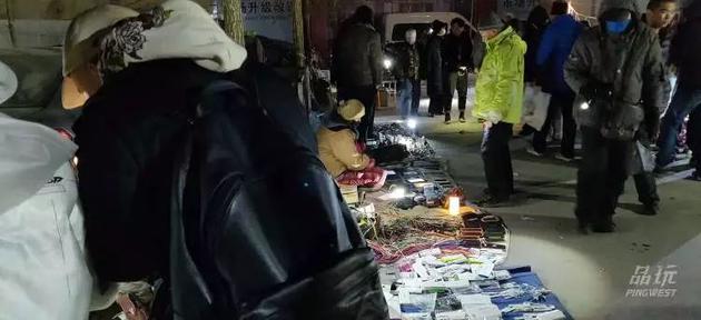 大家手中都拿着手电筒