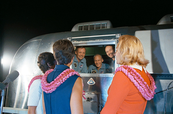 在隔离期间，阿波罗11号的宇航员被允许接受妻子的探视