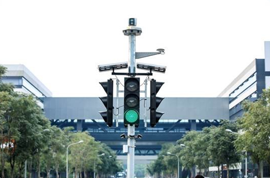 百度在试验场地十字路口安装的路侧感知设备